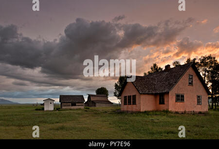 WY 02505-00 ... WYOMING - Sonnenaufgang am historischen Rosa Haus Gehöft auf der Mormonen Zeile im Grand Teton National Park. Stockfoto