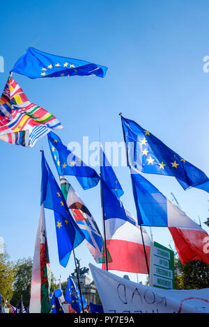 Flaggen einschließlich der EU-Flagge, Flagge von Wales, französische Fahne, und multinationalen Flagge am Hyde Park Corner. Den Schild bis 'stehende für die Freizügigkeit". Peop Stockfoto