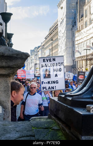 Schildern mit der Aufschrift "Selbst Baldrick hatte ein f**King planen!' und 'Stop Brexit, NHS' Speichern in der Menge Pall Mall entlang marschieren. Die Abstimmung März 20 Okt Stockfoto