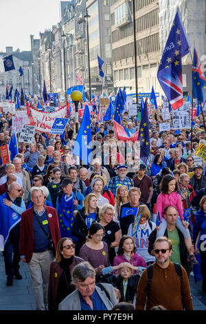 Menge marschieren entlang Pall Mall mit EU-Flaggen, Fahnen und Plakate. Zeichen gehören 'Warwick 4 Europa", Ja zu sagen", Europa innit", und # Final sa Stockfoto