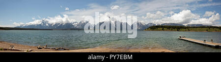 WY 02515-00 ... WYOMING - Panoramablick auf die Teton Bergkette vom Signal Mountain Boat Launch und Dock auf Jackson Lake im Grand Teton National Park. Stockfoto