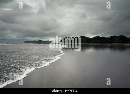 Lange Strecke, Küstenlandschaft mit schwarzem Sand und pazifischen Wellen. Santa Catalina, Panama, Mittelamerika Stockfoto