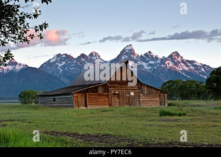 WY 02515-00 ... WYOMING - Sonnenaufgang am Grand Teton aus historischen Mormon Zeile im Grand Teton National Park. Stockfoto