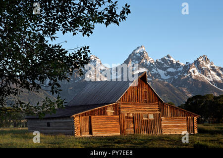 WY 02520-00 ... Wyoming Grand Teton und eine historische Scheune auf Mormon Zeile im Grand Teton National Park. Stockfoto