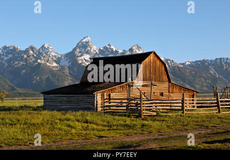 WY 02528-00 ... WYOMING - Historische alte Scheune entlang der Mormonischen Reihe auf Antelope Flats gelegen mit einem atemberaubenden Blick auf die Teton Bergkette im Grand Teton Nationa Stockfoto