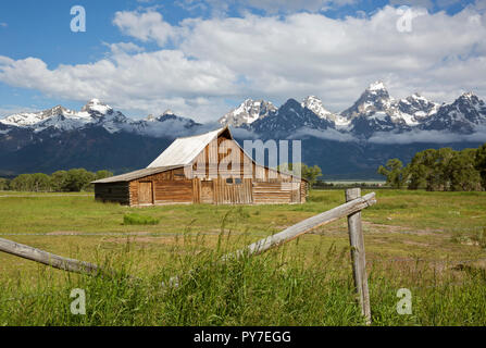 WYOMING - Historische alte Scheune entlang der Mormonischen Reihe auf Antelope Flats gelegen mit einem atemberaubenden Blick auf die Teton Bergkette im Grand Teton National Park. Stockfoto