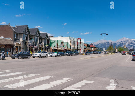 JASPER, Kanada - 5. JULI 2018: die Geschäfte in der Stadt von Jasper, Alberta entlang Connaught Drive. Stockfoto