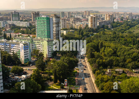 Bulgarien, Burgas. Luftaufnahme der high rise residential Bausteine aus der kommunistischen Ära auf der linken Seite und das Meer Park auf der rechten Seite. Stockfoto