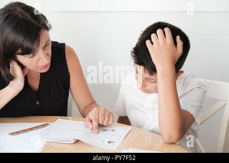 UK, Mutter hilft, 11 Jahre alter Junge mit Prüfungen Revision Stockfoto