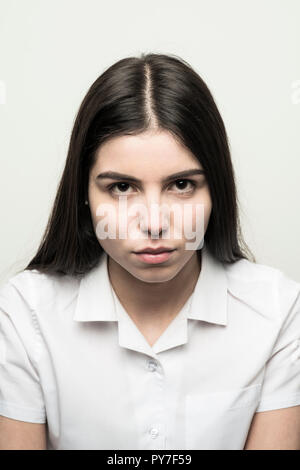 UK, headshot eines Moody 16 Jahre Teenager in Schuluniform Stockfoto