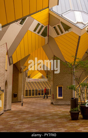 Rotterdam, Niederlande - 16 Juli, 2016: Der Cube Häuser (Kubuswoningen) in Rotterdam. Niederländischen Architekten Piet Blom entworfen von Rotterdam Cube Häuser in Th Stockfoto