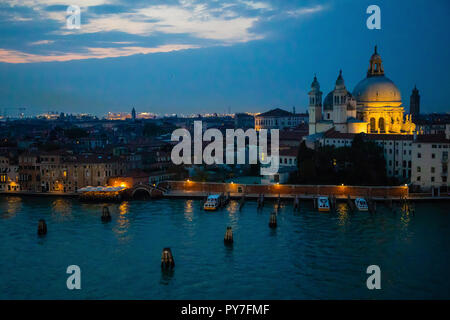 Nacht Blick auf Canal Grande und der Basilika di Santa Maria della Salute in Venedig, Italien Stockfoto