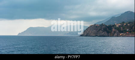 Schönen Sommer Corniglia Manarola Blick vom Dorf. Das ist ein berühmtes Dörfer der Cinque Terre Nationalpark in Ligurien, Italien, zwischen Li ausgesetzt Stockfoto