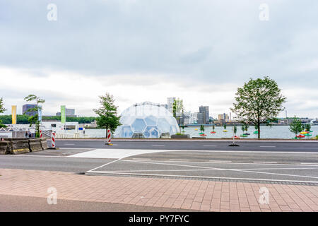 Rotterdam, Niederlande - 16 Juli, 2016: Morgen Blick auf den Rhein Oase mit schwebenden Pavillon. Diese Konstruktion ist ein Hotspot für Kultur, Festivals Stockfoto