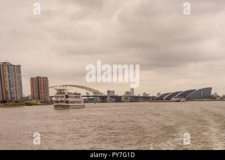 Rotterdam, Niederlande - 16 Juli, 2016: Der zilvermeeuw Bootsfahrt entlang der Maas Stockfoto