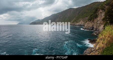 Schönen Sommer Corniglia Manarola Blick vom Dorf. Das ist ein berühmtes Dörfer der Cinque Terre Nationalpark in Ligurien, Italien, zwischen Li ausgesetzt Stockfoto