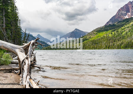 Entlang der Küste von zwei Medicine Lake im Glacier National Park, Montana Stockfoto