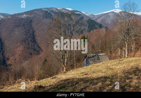 Der frühe Frühling Karpaten plateau Landschaft mit schneebedeckten Grat tops in weit, Ukraine. Stockfoto