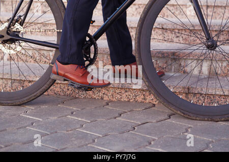 7/8 Schuß des Menschen Reiten Fahrrad auf der Straße Stockfoto