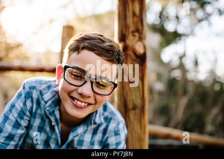 Nahaufnahme von einem lächelnden Jungen im Freien. Happy Teenager in Brillen spielen im Freien. Stockfoto