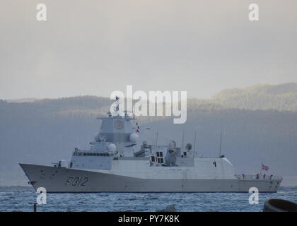 Norwegischen Marine Fregatte HNoMS Otto Svedrup kommt für einen kurzen Stopp in Trondheim, Norwegen, 24. Oktober 2018 bevor wieder unterwegs in NATO-Übung Trident Zeitpunkt 2018 zu beteiligen. Mit rund 50.000 Teilnehmer aus 31 Nationen, Tridnet Juncutre 2018 ist eine der größten Übungen der NATO in den letzten Jahren. Rund 250 Flugzeuge, 65 Schiffe und mehr als 10.000 Fahrzeuge an der Übung beteiligt sind. Foto: CDR Denver Applehans, Allied Maritime Command öffentliche Angelegenheiten. Stockfoto