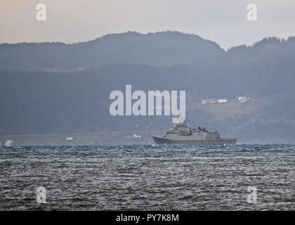 Norwegischen Marine Fregatte HNoMS Helge Ingstad fährt Trondheim, Norwegen Oktober 24, 2018 in NATO-Übung Trident Zeitpunkt 2018 zu beteiligen. Mit rund 50.000 Teilnehmer aus 31 Nationen, Tridnet Juncutre 2018 ist eine der größten Übungen der NATO in den letzten Jahren. Rund 250 Flugzeuge, 65 Schiffe und mehr als 10.000 Fahrzeuge an der Übung beteiligt sind. Foto: CDR Denver Applehans, Allied Maritime Command öffentliche Angelegenheiten. Stockfoto