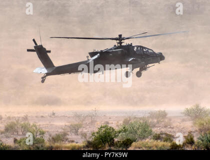 Eine AH-64 Apache 3 Geschwader zugewiesen, 6 Kavallerie Regiments, Combat Aviation Brigade der 1st Armored Division landet während Schießwesen Ausbildung bei Doña Ana, N.M., Okt. 11, 2018. Stockfoto