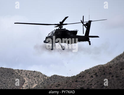 Eine AH-64 Apache 3 Geschwader zugewiesen, 6 Kavallerie Regiments, Combat Aviation Brigade, 1. Panzerdivision, Brände einen 30 mm Automatische M230 Chain Gun während Schießwesen Ausbildung bei Doña Ana, N.M., Okt. 11, 2018. Stockfoto