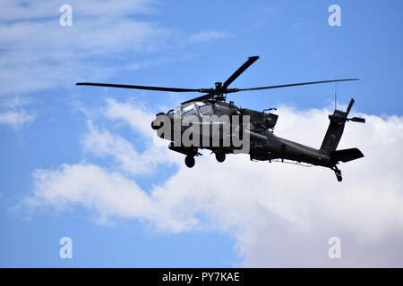 Eine AH-64 Apache 3 Geschwader zugewiesen, 6 Kavallerie Regiments, Combat Aviation Brigade, 1. Panzerdivision, Fliegen während Schießwesen Ausbildung bei Doña Ana, N.M., Okt. 11, 2018. Stockfoto