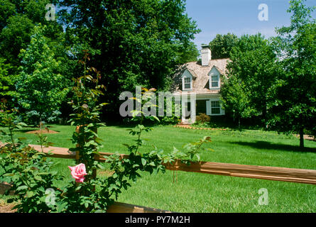 Cape House mit split Schiene Zaun und rosa blühende Rose, Missouri Stockfoto