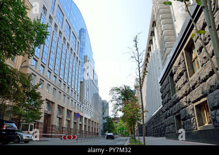 Sadova Straße in Kiew mit staatlichen Gebäuden, der modernen Architektur und der Sowjetunion, die Ukraine Stockfoto