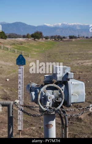 Elektrische Tore Steuerung des Flusses zwischen Infiltration Becken. Rio Hondo Verbreitung Gelände, Wasser auffüllen - WRD, Pico Rivera, Los Angele Stockfoto