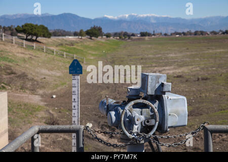 Elektrische Tore Steuerung des Flusses zwischen Infiltration Becken. Rio Hondo Verbreitung Gelände, Wasser auffüllen - WRD, Pico Rivera, Los Angele Stockfoto