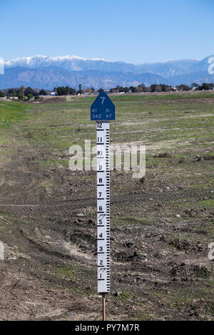 Wasserstand Manometer am Rio Hondo Verbreitung Gelände, Wasser auffüllen - WRD, Pico Rivera, Los Angeles County Stockfoto