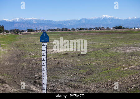 Wasserstand Manometer am Rio Hondo Verbreitung Gelände, Wasser auffüllen - WRD, Pico Rivera, Los Angeles County Stockfoto