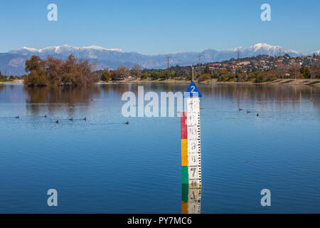 Wasserstand Manometer am Rio Hondo Verbreitung Gelände, Wasser auffüllen - WRD, Pico Rivera, Los Angeles County Stockfoto