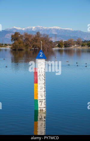 Wasserstand Manometer am Rio Hondo Verbreitung Gelände, Wasser auffüllen - WRD, Pico Rivera, Los Angeles County Stockfoto