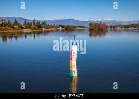 Wasserstand Manometer am Rio Hondo Verbreitung Gelände, Wasser auffüllen - WRD, Pico Rivera, Los Angeles County Stockfoto