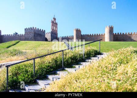 Weg bis zur Puerta del Carmen, mittelalterliche Stadtmauern, Avila, Spanien Stockfoto