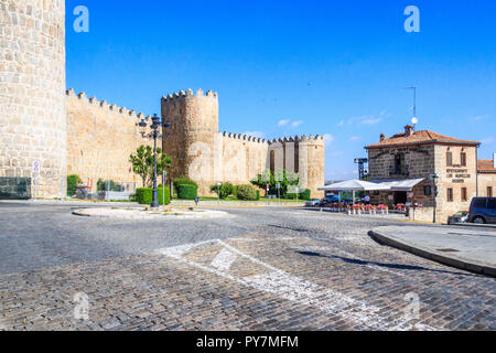 Avila, Spanien - 2. Juli 2018: Restaurant Las Murallas Asados außerhalb der mittelalterlichen Stadtmauern. Die Stadt ist ein Weltkulturerbe. Stockfoto