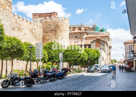 Avila, Spanien - 2. Juli 2018: Menschen zu Fuß auf die Calle de San Segundo hinter der Kathedrale. Die Stadt ist ein Weltkulturerbe. Stockfoto