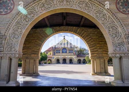 Februar 20, 2018 in Palo Alto/CA/USA - Gedächtniskirche an der Stanford durch einen Bogen in der Kolonnade, in der Umgebung des Main quad gesehen; Stockfoto