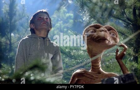 Original Film Titel: E.T. DER AUSSERIRDISCHEN. Englischer Titel: E.T. DER AUSSERIRDISCHEN. Jahr: 1982. Regie: Steven Spielberg. Stars: HENRY THOMAS. Quelle: UNIVERSAL PICTURES/ILM/Album Stockfoto