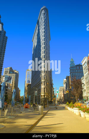 NEW YORK, USA, 6. April: Flat Iron Building Fassade am 6. April 2017. Im Jahr 1902 abgeschlossen, es gilt als eines der ersten Wolkenkratzer überhaupt Buil werden Stockfoto