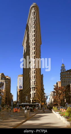 NEW YORK, USA, 6. April: Flat Iron Building Fassade am 6. April 2017. Im Jahr 1902 abgeschlossen, es gilt als eines der ersten Wolkenkratzer überhaupt Buil werden Stockfoto