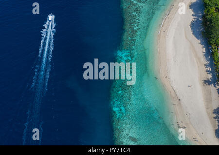 Luftbild mit Mavic Pro 2 Drone. Küstenlinie entlang Moalboal, Cebu getroffen - Strand als White Beach bekannt. Ein bangka Boot zu Tauchen lage Reisen Stockfoto