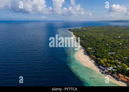 Luftbild mit Mavic Pro 2 Drone. Küstenlinie entlang Moalboal, Cebu getroffen - Strand als weiße Strand bekannt Stockfoto