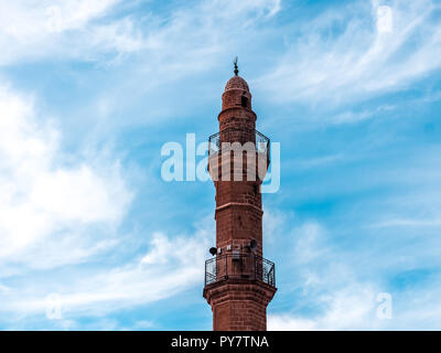 Turm von Bahr Moschee oder Meer Moschee auf dem Hintergrund des blauen Himmels. Altstadt von Jaffa, Israel. Stockfoto