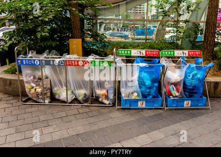 Seoul, Südkorea - 20. Juni 2017: Sortierung Abfall Container mit farbigen Inschriften für Kunststoff, Glas Flaschen und Papier in der Innenstadt von Seoul. Stockfoto