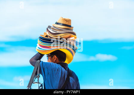 Hüte Verkäufer an einem Sandstrand, Boracay, Philippinen. Mit selektiven Fokus Stockfoto